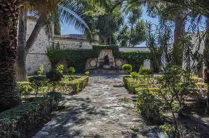 Toledo - El Toboso 15 - glorieta-monumento a Garcia Sanchiz.jpg